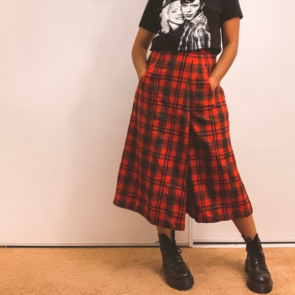 ❣️SOLD❣️High waisted wide leg plaid culottes - Picture 2 of 8